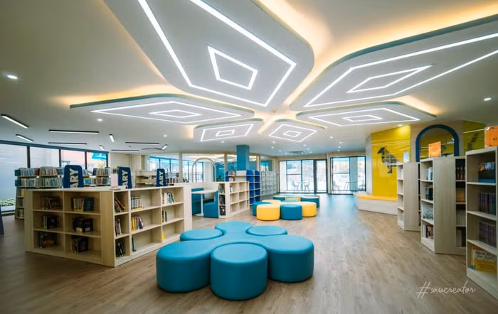 Thư viện “đầy ắp” sách truyện giúp học sinh kết nối với nguồn tri thức toàn cầu. Không gian nhiều ánh sáng kết hợp với những gam màu mát mắt góp phần khơi gợi cảm hứng đọc sách cho học sinh