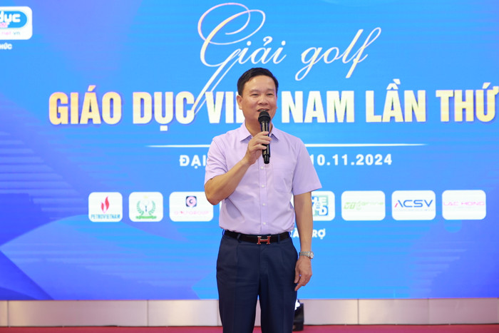 Nhà báo Nguyễn Tiến Bình - Phó Chủ tịch Hiệp hội Các trường đại học, cao đẳng Việt Nam; Tổng Biên tập Tạp chí điện tử Giáo dục Việt Nam - Trưởng Ban tổ chức Giải phát biểu tại buổi lễ trao giải. gdvn-golf2 (5).JPG