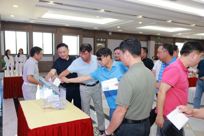 Các mạnh thường quân chung tay ủng hộ, gây quỹ để mua xe đạp trao tặng đến các em có hoàn cảnh khó khăn vươn lên trong học tập. gdvn-golf2 (6).JPG