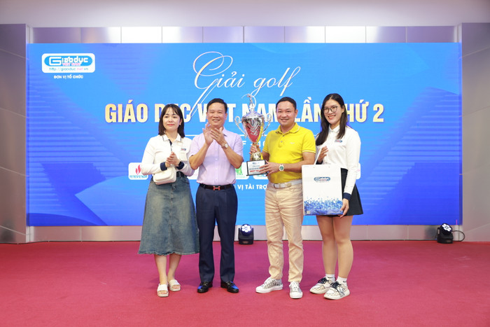 Tổng Biên tập Nguyễn Tiến Bình trao cúp nhà vô địch Giải golf Giáo dục Việt Nam lần thứ 2 năm 2024 cho golfer Nguyễn Hồng Hải. gdvn-golf2 (3).JPG