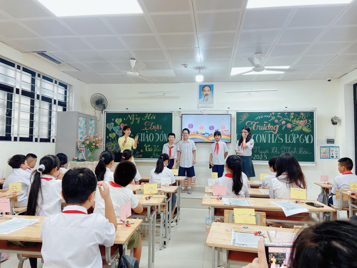 Cô và trò Trường Trung học cơ sở Thịnh Quang trong ngày tựu trường, tháng 8/2024. Ảnh: Trường Trung học cơ sở Thịnh Quang 453534436_950183603572927_8705969797911123420_n.jpg