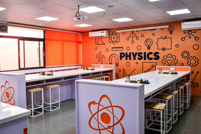Phòng thí nghiệm thực hành sinh học, vật lí, hóa học với đầy đủ các máy móc, trang thiết bị tiên tiến, đáp ứng tốt nhất nhu cầu học tập và nghiên cứu khoa học của các em học sinh Phòng thí nghiệm thực hành sinh học, vật lí, hóa học với đầy đủ các máy móc, trang thiết bị tiên tiến, đáp ứng tốt nhất nhu cầu học tập và nghiên cứu khoa học của các em học sinh
