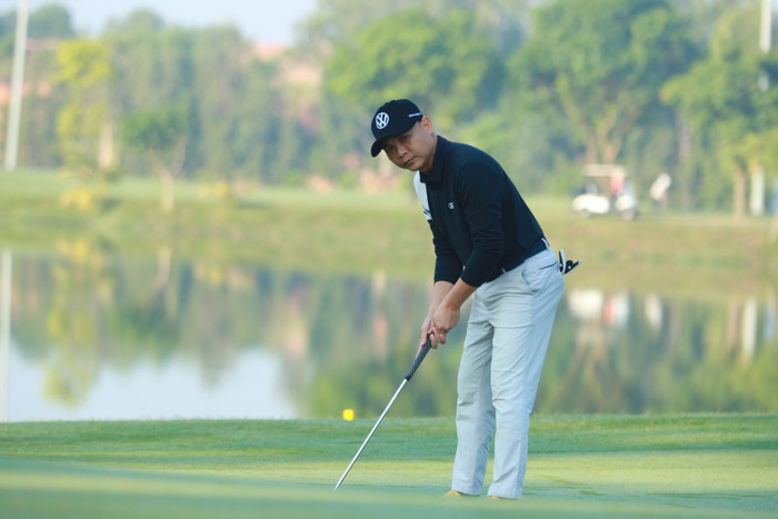 Các golfer đã có những giây phút thi đấu đầy hấp dẫn và gay cấn trên sân. GDVN-golf2 (3).JPG