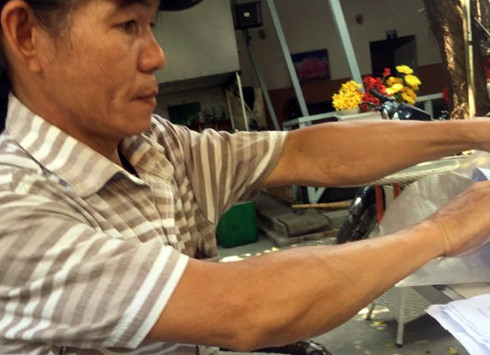 Anh Lã Phi Tiến đang tường trình sự việc. (Ảnh: H.L) Anh Lã Phi Tiến đang tường trình sự việc. (Ảnh: H.L)