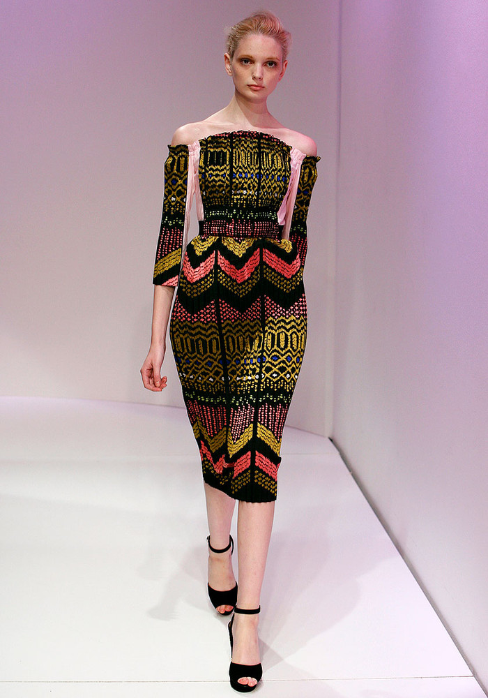 Bộ váy đầy màu sắc ngay lập tức thu hút sự chú ý, đặc biệt là những hoa văn rất ngẫu hứng, không tuân theo bất kỳ một tiêu chuẩn nào.