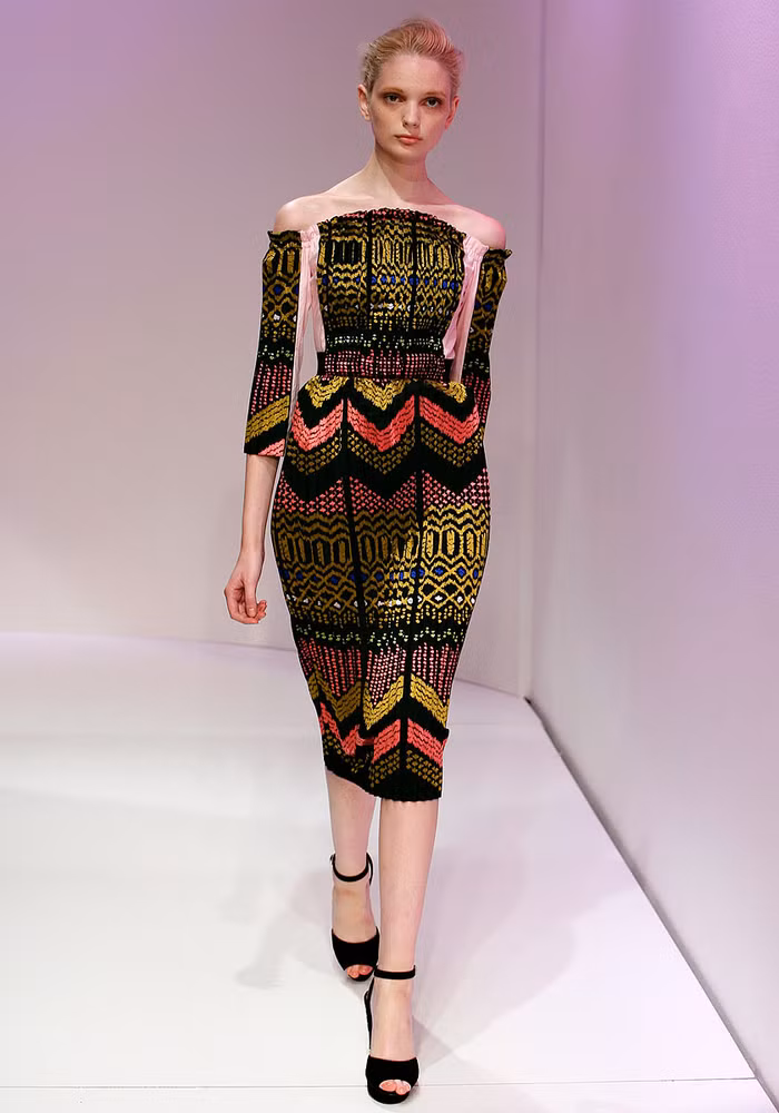 Bộ váy đầy màu sắc ngay lập tức thu hút sự chú ý, đặc biệt là những hoa văn rất ngẫu hứng, không tuân theo bất kỳ một tiêu chuẩn nào.