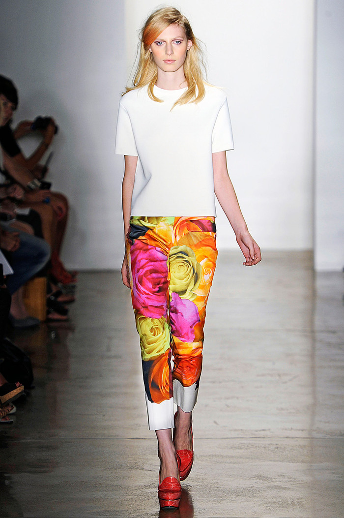 Bạn có đủ mạnh dạn để diện chiếc quần này đi du Xuân? Nhà thiết kế rất tinh ý khi kết hợp nó với chiếc áo trắng vô cùng đơn giản, bởi màu sắc trang phục đã đủ nổi bật rồi.