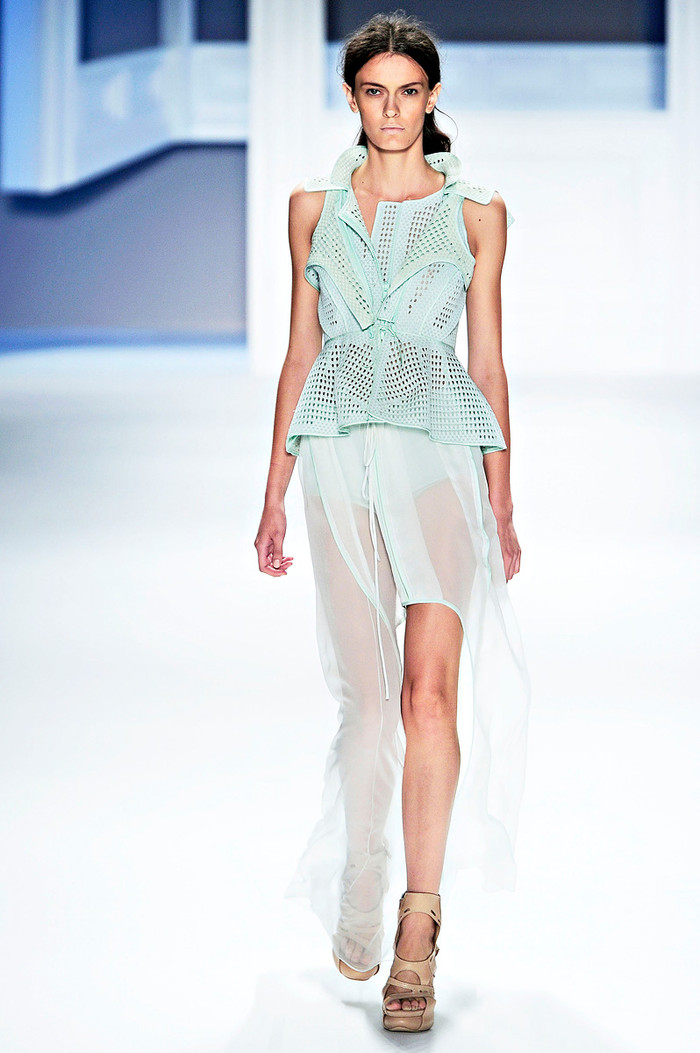 Mẫu thiết kế pha trộn hoàn hảo yếu tố nhẹ nhàng nữ tính và pha chút phóng khoáng, tinhnghịch với chất liệu voan mỏng đi kèm vải dập lỗ.