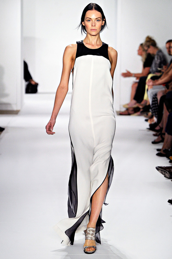 Bóng dáng trang phục cổ điển luôn có những ảnh hưởng nhất định trên sàn diễn thời trang quốc tế hiện đại.