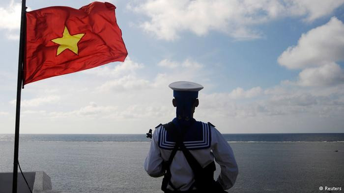 Chiến sĩ Hải quân Nhân dân Việt Nam chắc tay súng bảo vệ vững chắc độc lập chủ quyền, toàn vẹn lãnh thổ thiêng liêng của Tổ quốc. Chiến sĩ Hải quân Nhân dân Việt Nam chắc tay súng bảo vệ vững chắc độc lập chủ quyền, toàn vẹn lãnh thổ thiêng liêng của Tổ quốc.