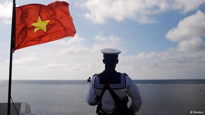 Chiến sĩ Hải quân Nhân dân Việt Nam chắc tay súng bảo vệ vững chắc độc lập chủ quyền, toàn vẹn lãnh thổ thiêng liêng của Tổ quốc.