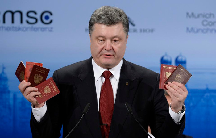 Ông Poroshenko lại trưng ra "bằng chứng" chống lại Nga. Ông Poroshenko lại trưng ra "bằng chứng" chống lại Nga.