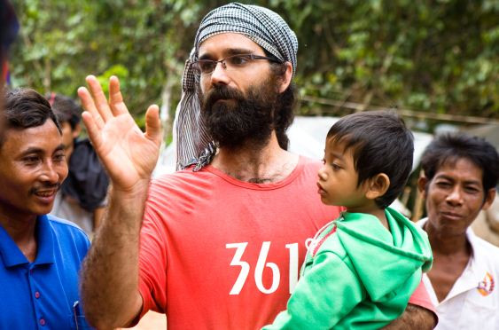 Alex Gonzalez Davidson và một số người dân Campuchia. Ảnh: earthfirstjournal.org Alex Gonzalez Davidson và một số người dân Campuchia. Ảnh: earthfirstjournal.org