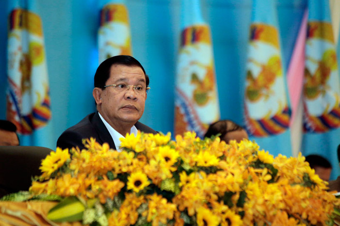Thủ tướng Hun Sen trong đại hội bất thường đảng Nhân dân Campuchia. Thủ tướng Hun Sen trong đại hội bất thường đảng Nhân dân Campuchia.