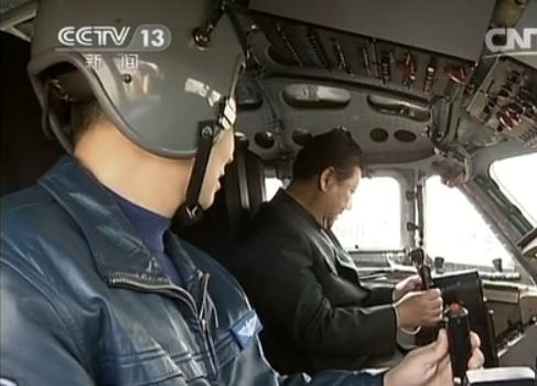 Ông Tập Cận Bình tìm hiểu tính năng, tác dụng của chiếc máy bay ném bom thế hệ mới. Ông Tập Cận Bình tìm hiểu tính năng, tác dụng của chiếc máy bay ném bom thế hệ mới.