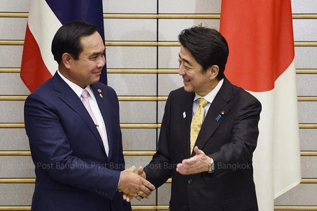 Thủ tướng Nhật Bản Shinzo Abe tiếp người đồng cấp Thái Lan Prayut Chan-o-cha. Thủ tướng Nhật Bản Shinzo Abe tiếp người đồng cấp Thái Lan Prayut Chan-o-cha.