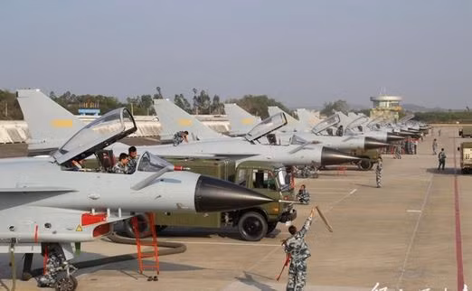Lữ đoàn J-10A vừa được biên chế cho đại quân khu Quảng Châu, ảnh: Quân giải phóng Trung Quốc.