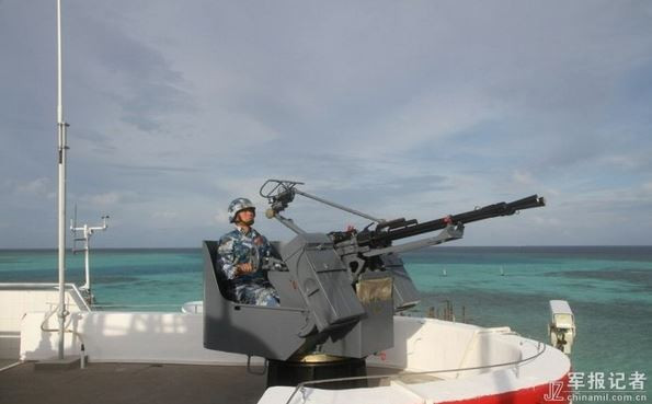 Lính Trung Quốc trên ụ súng phòng không nóc nhà nổi công sự bất hợp pháp trên đá Tư Nghĩa. Lính Trung Quốc trên ụ súng phòng không nóc nhà nổi công sự bất hợp pháp trên đá Tư Nghĩa.