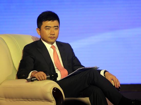 Nhuế Thành Cương trong vai trò Biên tập viên của đài truyền hình trung ương Trung Quốc.