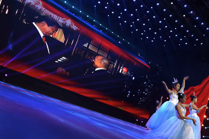 Một tiết mục nghệ thuật lồng chính trị trong chương trình Festival Mùa Xuân do đài truyền hình trung ương Campuchia và đài truyền hình tỉnh Vân Nam, Trung Quốc hợp tác sản xuất.