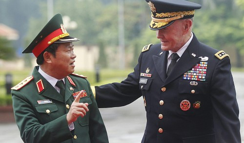 Thượng tướng Đỗ Bá Tỵ, Tổng tham mưu trưởng tiếp Chủ tịch Hội đồng Tham mưu trưởng liên quân Hoa Kỳ Martin Dempsey thăm chính thức Việt Nam, chuyến thăm đã tốn không ít giấy mực của truyền thông nhà nước Trung Quốc. Ảnh: Tuoitrenews.