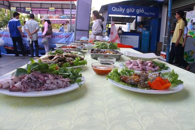 Nhiều món ăn từ hải sản sạch được chế biến sẵn để lãnh đạo và người dân cùng ăn thử. Ảnh: B.S