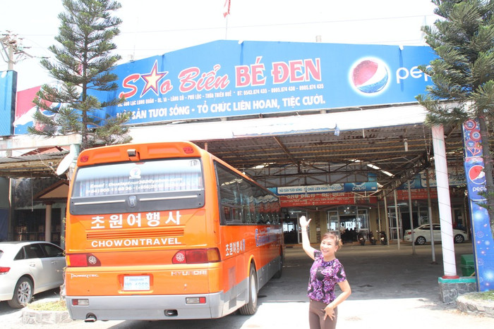 Bà Lương Thị Đức, chủ nhà hàng Sao Biển Bé Đen (thị trấn Lăng Cô): "Người dân chúng tôi có đi qua hai hầm Phú Gia, Phước Tượng đâu mà bắt chúng tôi mua vé...". Ảnh: Hoàng Tuấn