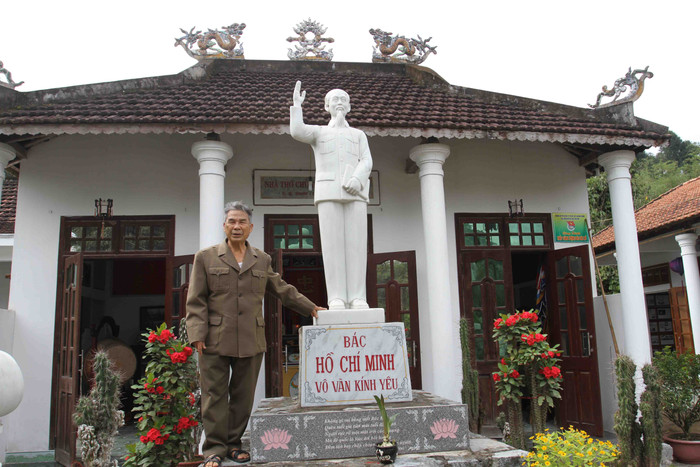 Ông Thông bên tượng Bác Hồ trước Nhà thờ. Ảnh: Hoàng Tuấn Ông Thông bên tượng Bác Hồ trước Nhà thờ. Ảnh: Hoàng Tuấn