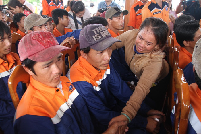 Vợ thuyền trưởng tàu cá nước mắt rơi đi động viên từng anh em thuyền viên. 33 ngư dân đã đi theo con tàu của vợ chồng này nhiều năm nay, tất cả như người thân. Giờ mọi người bình an trở về là mừng lắm...