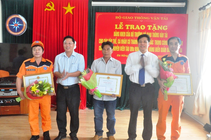 Thứ trưởng Bộ GTVT Nguyễn Ngọc Đông trao bằng khen của Bộ trưởng Bộ GTVT Trương Quang Nghĩa đến các đơn vị và chủ tàu cá QNa 94998 TS. Ảnh: Hoàng Tuấn