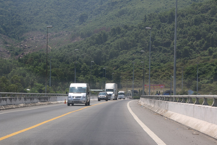 Nhiều xe du lịch, xe gia đình...ở Đà Nẵng đi qua hầm Hải Vân, tới Lăng Cô tham quan, du lịch, ăn uống, nghỉ dưỡng..., không đi ra hai hầm Phú Gia, Phước Tượng nhưng cũng phải mua vé khi qua trạm BOT Phước Tượng - Phú Gia. Ảnh: Hoàng Tuấn