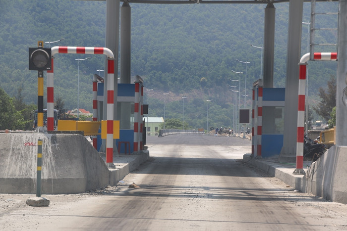 Hiện trạm thu phí BOT Phú Gia - Phước Tượng sắp hoàn thành, dự kiến tháng 6/2016 bắt đầu thu phí. Ảnh: Hoàng Tuấn