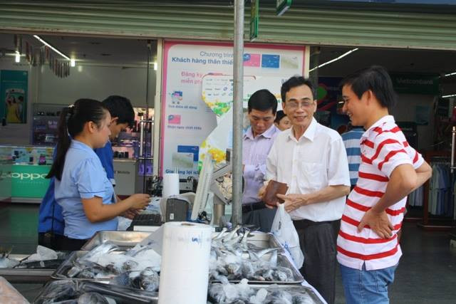 Người dân Thừa Thiên – Huế háo hức đi mua cá biển sạch. Ảnh: B.S