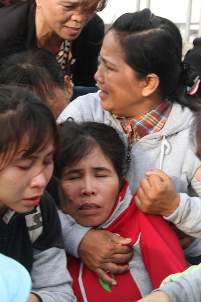 Nhìn thấy tàu, nhiều phụ nữ là vợ của các ngư dân không kìm nổi lòng, khóc ngất. Tiếng khóc xé lòng bên bến cảng...