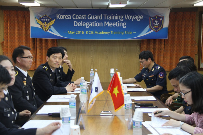 Một cuộc họp được tổ chức trên tàu ngay sau lễ đón