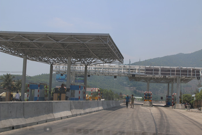 Trạm thu phí BOT Phú Gia - Phước Tượng đặt gần hầm Hải Vân đang hoàn thiện, sắp đưa vào sử dụng. Ảnh: Hoàng Tuấn
