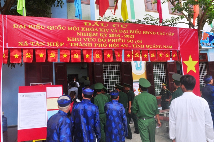 Đông đảo người dân, quân nhân trên đảo nô nức đi bầu cử...