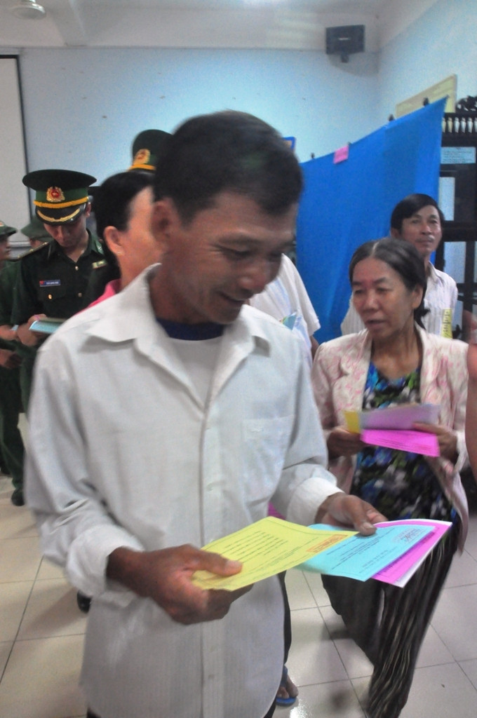 Ai cũng vui tươi trong ngày bầu cử sớm