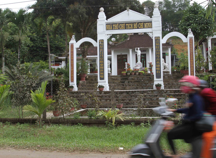 Nhà thờ Bác Hồ được vợ chồng ông Thông xây nên bên Quốc lộ 40B từ thành phố Tam Kỳ đi thị trấn Trà My. Ảnh: Hoàng Tuấn Nhà thờ Bác Hồ được vợ chồng ông Thông xây nên bên Quốc lộ 40B từ thành phố Tam Kỳ đi thị trấn Trà My. Ảnh: Hoàng Tuấn