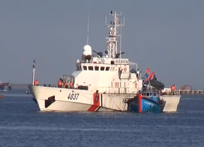 Cứu tàu cá cùng 10 ngư dân gặp nạn trên biển ảnh 2