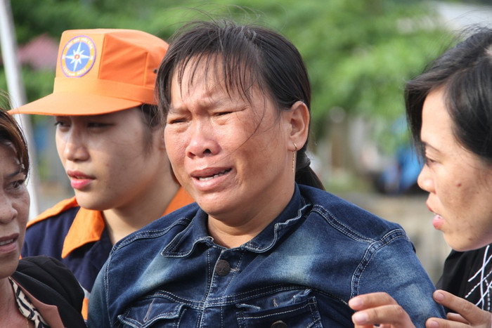 Người thân của các ngư dân khóc cạn nước mắt tại cầu cảng. Ảnh: Hoàng Tuấn