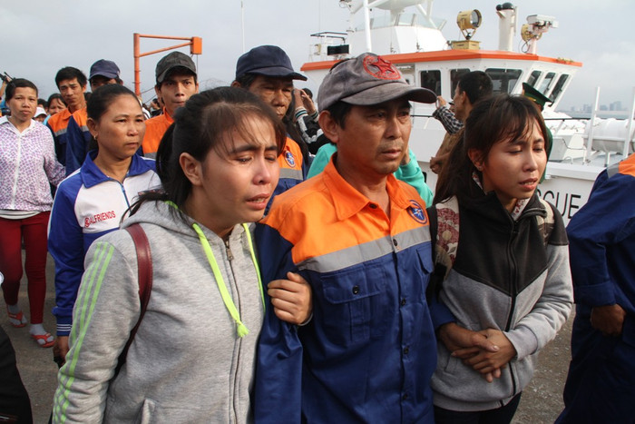 Dù may mắn được cứu sống trở về, nhưng thời gian tới gia đình các ngư dân đối mặt với khốn khó vì con tàu và tài sản đã chìm giữa biển. Ảnh: Hoàng Tuấn