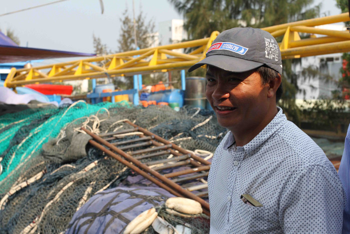 Ngư dân Trần Văn Mười: "Anh em chúng tôi quan niệm, vùng biển mình mình cứ khai thác, Trung Quốc lợi dụng đưa ra những chính sách phi lí thì mặc họ". Ảnh: Hoàng Tuấn Ngư dân Trần Văn Mười: "Anh em chúng tôi quan niệm, vùng biển mình mình cứ khai thác, Trung Quốc lợi dụng đưa ra những chính sách phi lí thì mặc họ". Ảnh: Hoàng Tuấn