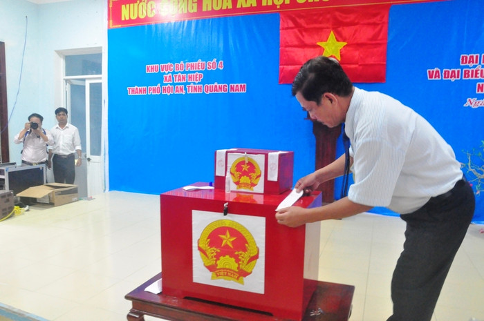 Thùng phiếu được dán niêm phong cẩn thận trước giờ bầu cử