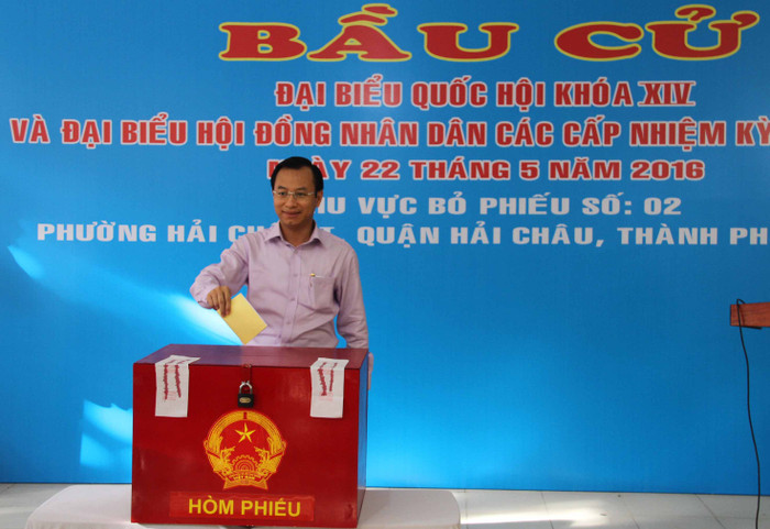 Bí thư Thành ủy Đà Nẵng Nguyễn Xuân Anh bỏ lá phiếu đầu tiên vào hòm phiếu tại khu vực bỏ phiếu số 2, phường Hải Châu 1, quận Hải Châu, Đà Nẵng. Ảnh: Hoàng Tuấn Bí thư Thành ủy Đà Nẵng Nguyễn Xuân Anh bỏ lá phiếu đầu tiên vào hòm phiếu tại khu vực bỏ phiếu số 2, phường Hải Châu 1, quận Hải Châu, Đà Nẵng. Ảnh: Hoàng Tuấn