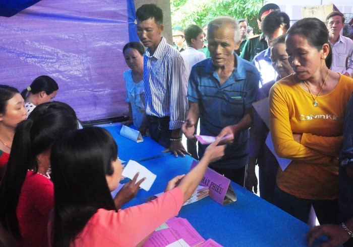Người dân nhận phiếu chuẩn bị bầu cử
