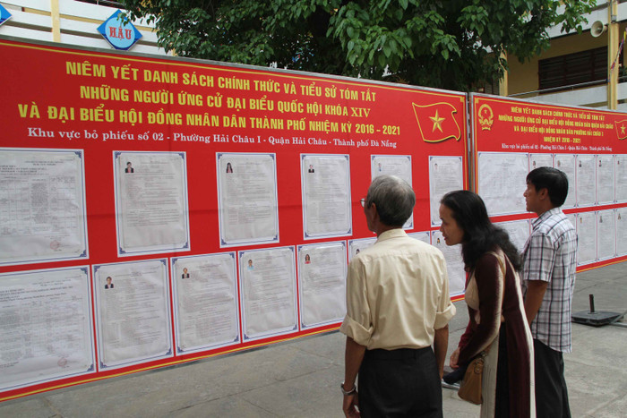 Người dân cẩn thận đọc lại tiểu sử cũng như quá trình hoạt động của các đại biểu trước khi cầm lá phiều bầu cử. Ảnh: Hoàng Tuấn
