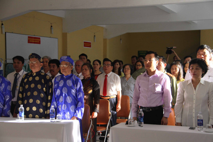 ...Lễ chào cờ được tiến hành ngay sau đó...Ảnh: Hoàng Tuấn