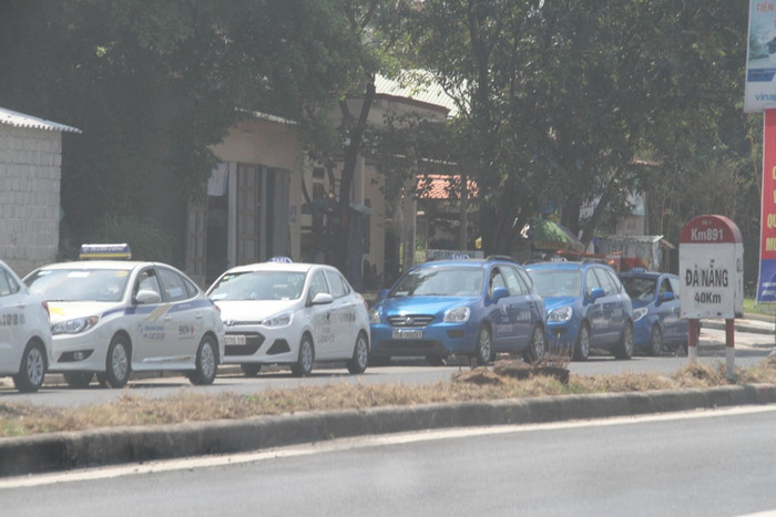 Các doanh nghiệp kinh doanh vận tải taxi trên địa bàn Lăng Cô chủ yếu chở khách tuyến Lăng Cô - Đà Nẵng cũng phải mua vé qua trạm thu phí một cách vô lý. Ảnh: Hoàng Tuấn