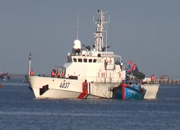 Cứu tàu cá cùng 10 ngư dân gặp nạn trên biển ảnh 2 Cứu tàu cá cùng 10 ngư dân gặp nạn trên biển ảnh 2